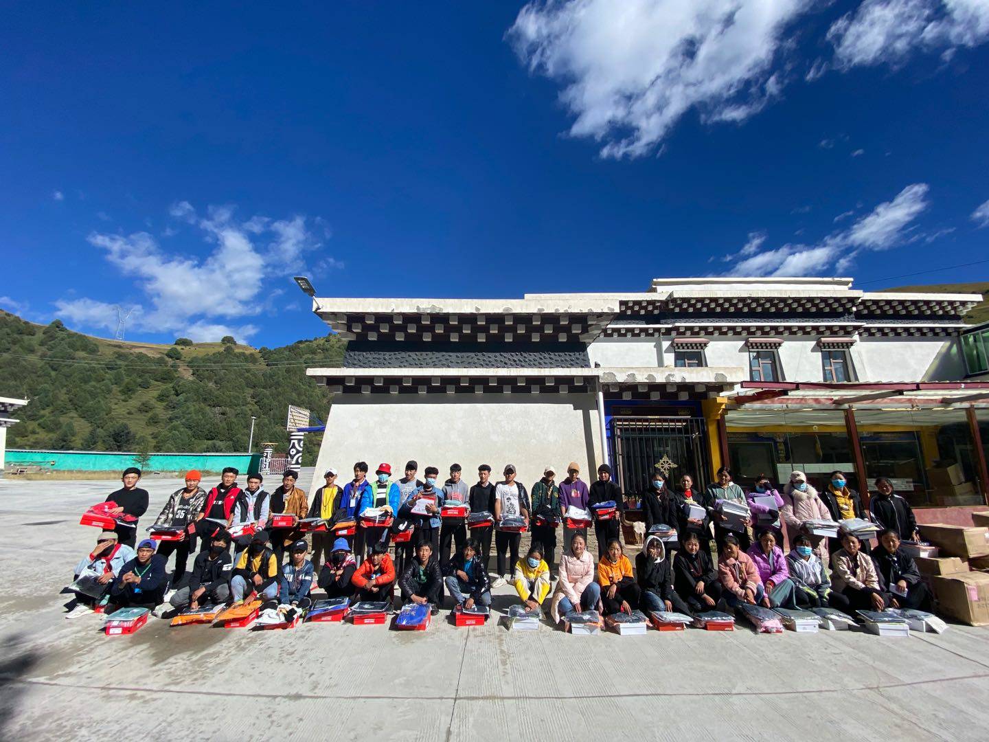 亿德体育-亿德体育(中国)公益回顾丨家国同欢月同圆 温暖满载甘孜州(图8)